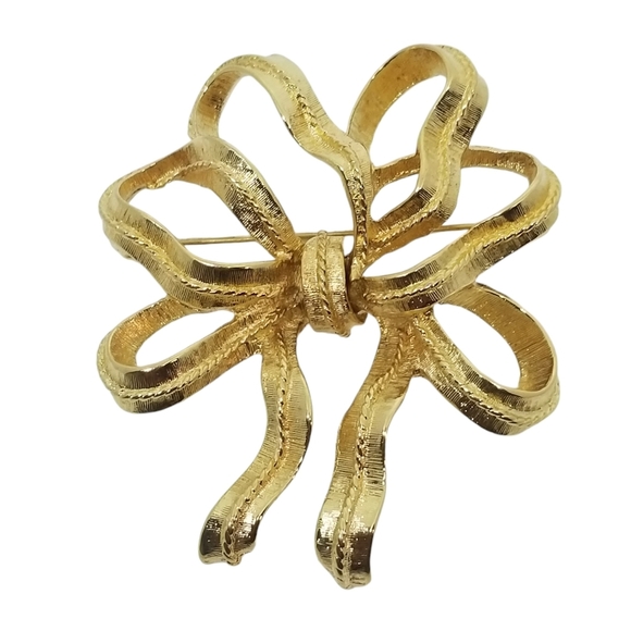 MONET VINTAGE 80s LARGE GOLDTONE WAVY RIBBON BOW DESIGN BROOCH - Picture 1 of 3